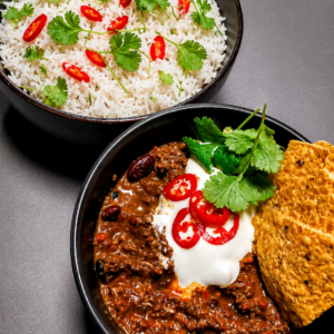 Chili con carne med basmatiris og cremefraiche fra Njordkøkken