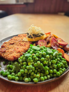 Skinkeschnitzel med brasede kartofler og ærter fra Njordkøkken