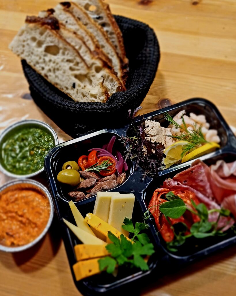 Tapas for 2 personer med oste, charcuteri og dip fra Njordkøkken